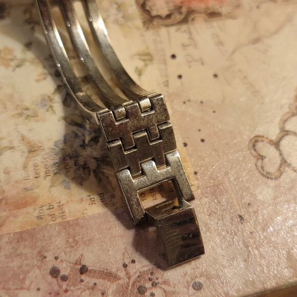 Vintage Embassy by Gruen Women’s Quartz Watch – Two Tone Rectangle Dial - Picture 8 of 10